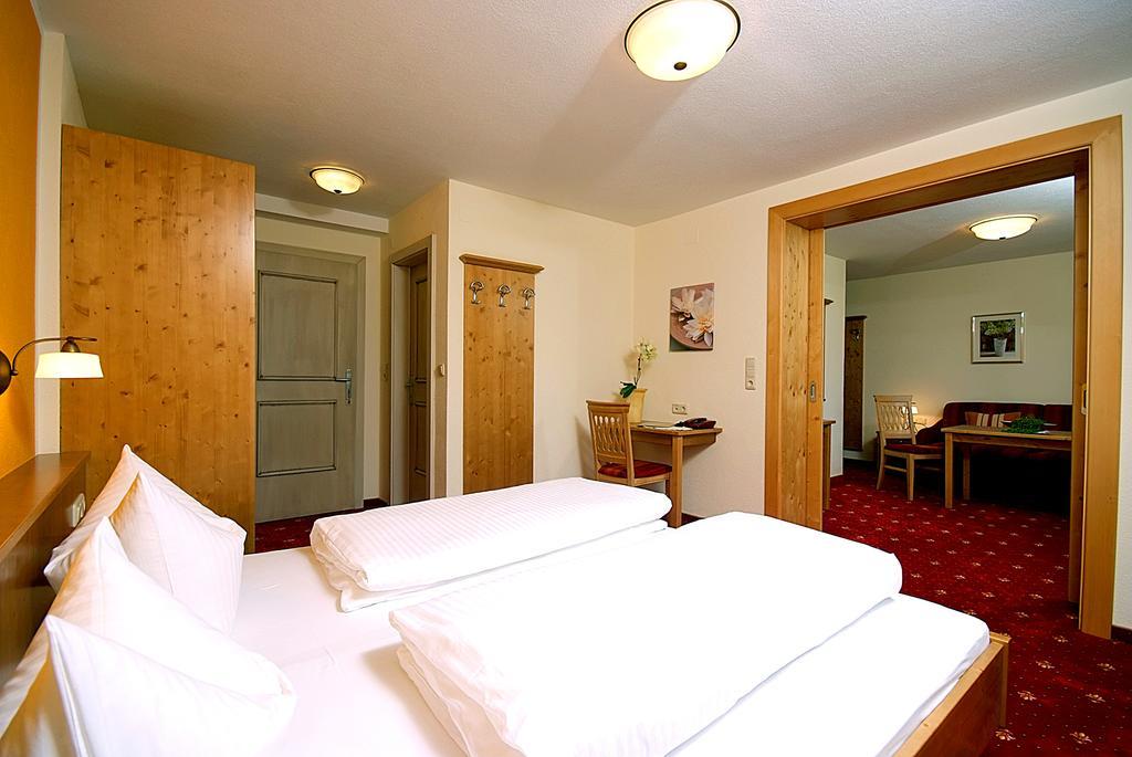 Hotel Maximilian Mayrhofen Room photo