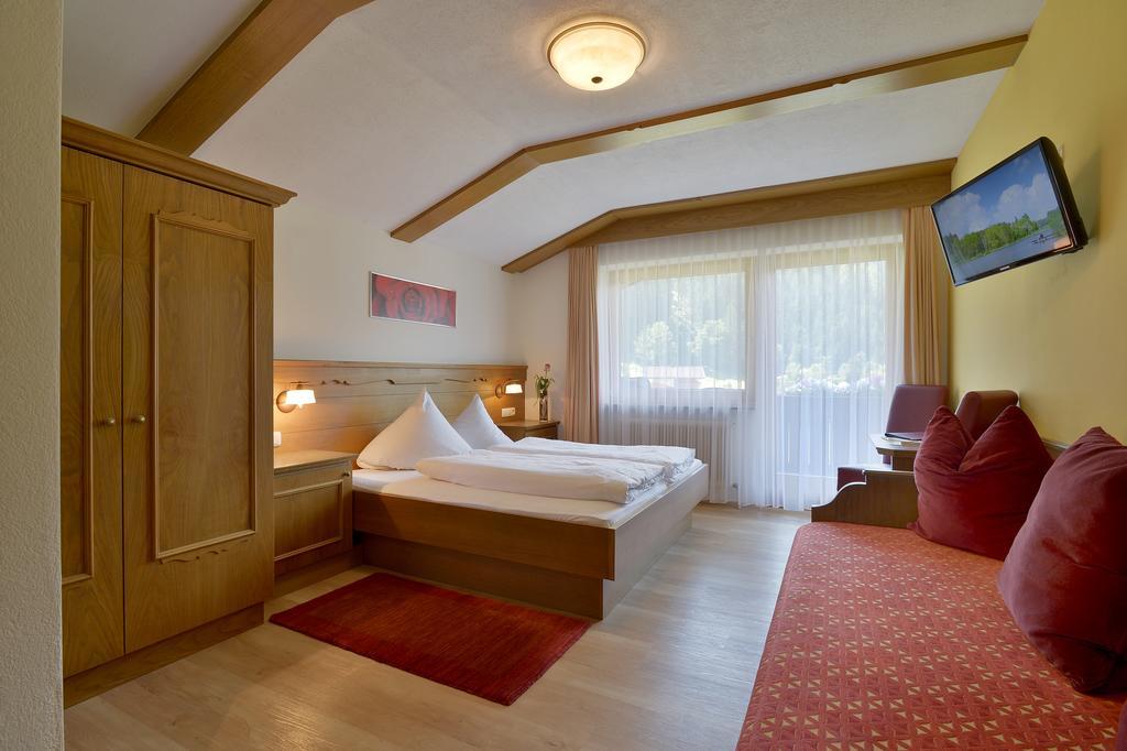 Hotel Maximilian Mayrhofen Room photo